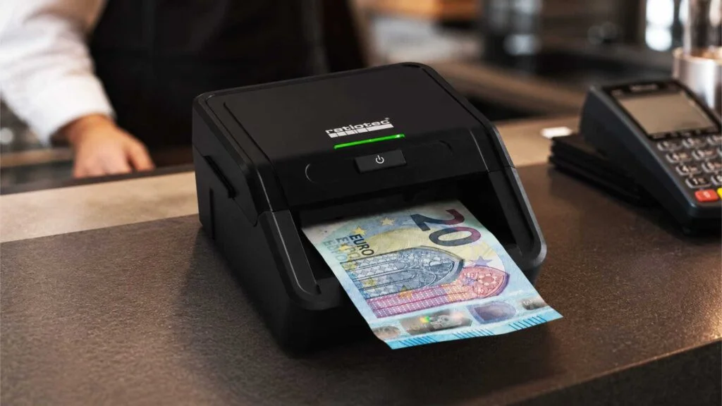 Al banco, mentre aspetta